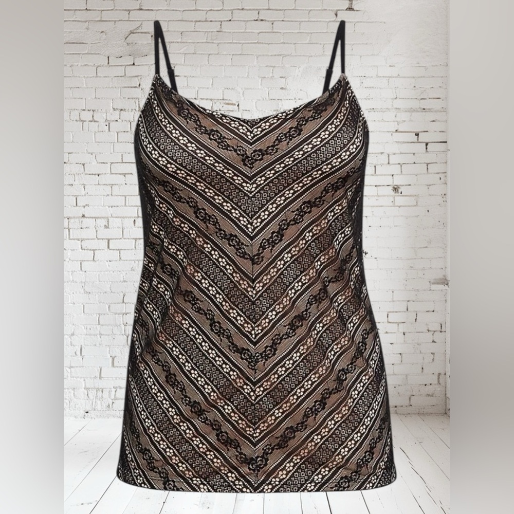 Torrid Lace V-Neck Cami Alluring Beige Lining Lace Overlay Black Size2 NWT